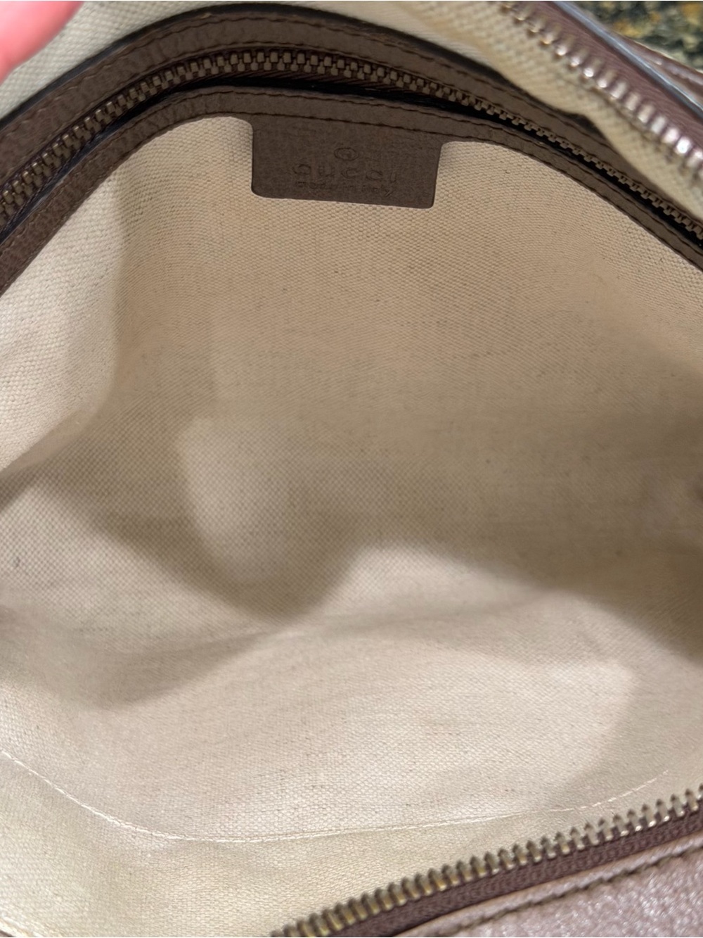Gucci Brown Leather Interior Tag Close-Up - Picture 7 of 10